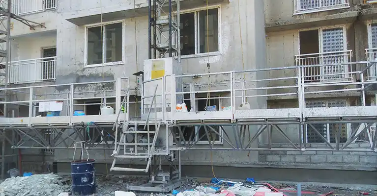 Mast Climbing platforms with safety standard