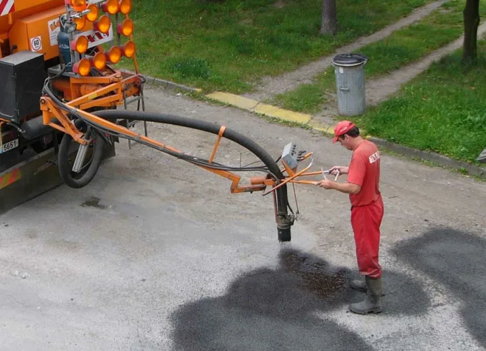 What is a pothole? Selecting the right pothole patching machine for road repair